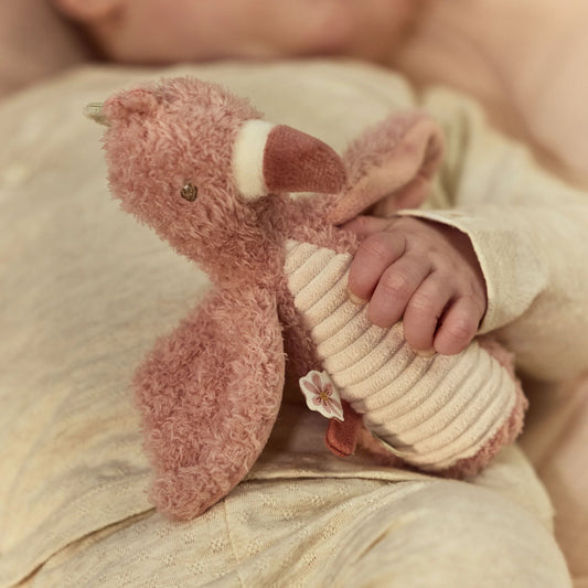 Bebé a brincar com roca flamingo Little Dutch
