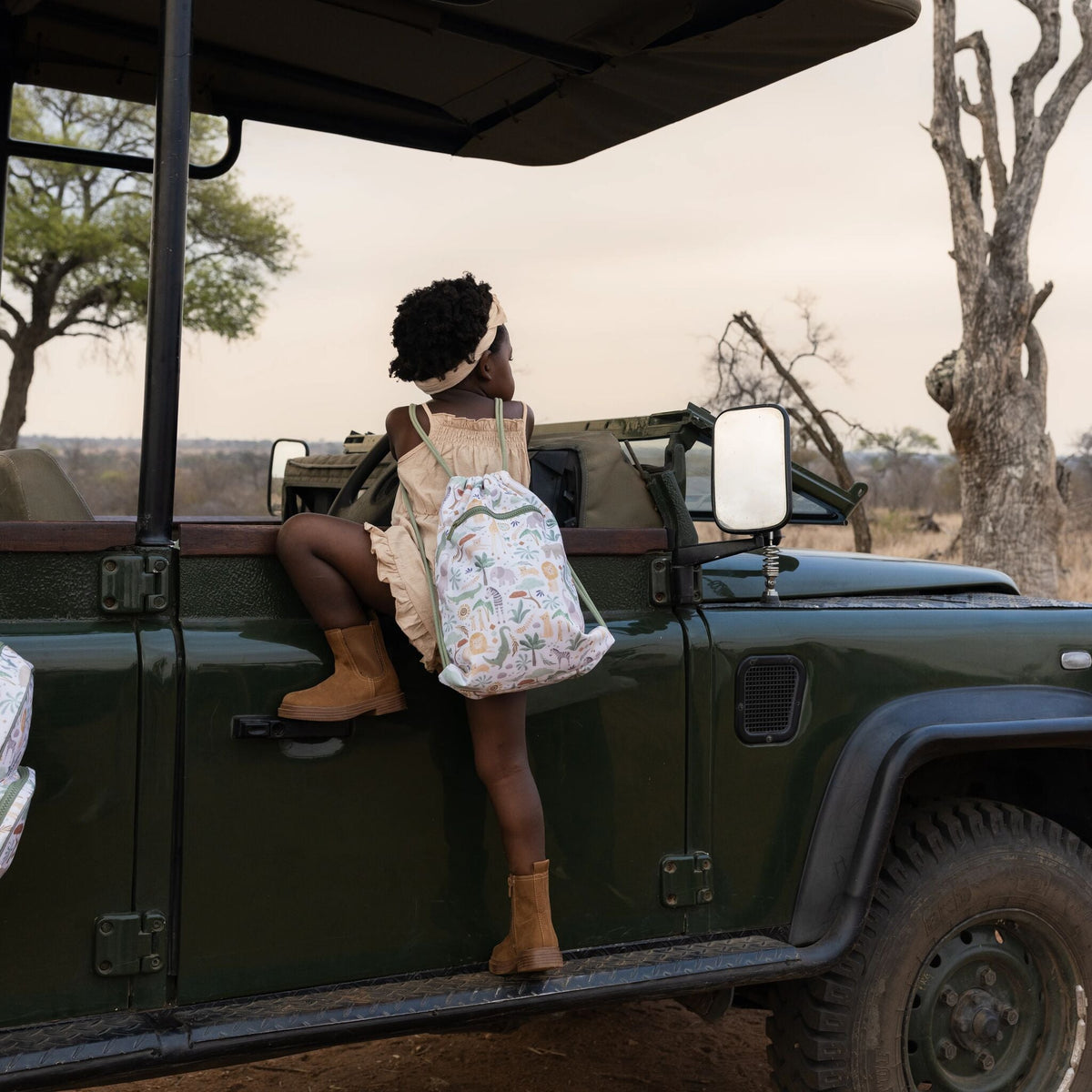 Criança a usar o saco de ginástica Safari Friends às costas | little-dutch-saco-ginastica-safari-friends-lollakids