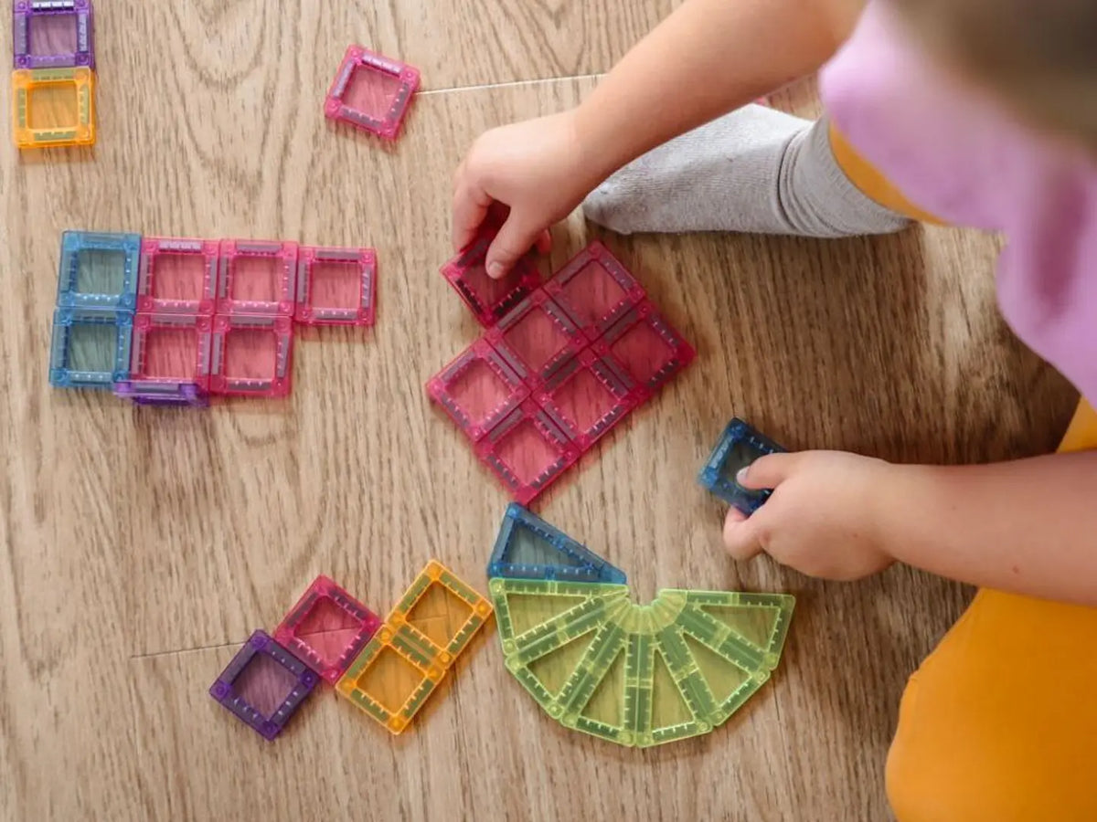 Construção montada com os magnetic tiles de 50 peças | elis-design-magnetic-tiles-travel-kit-50-lollakids