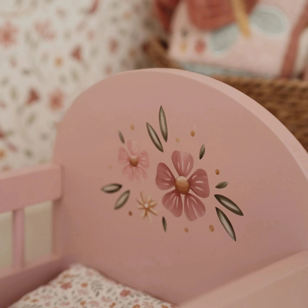 Detalhe da pintura da Cama de Madeira para Bonecas Soft Flowers