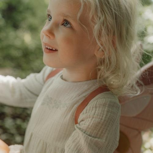 Criança a usar as Asas de Fada Fairy Garden Little Dutch | little-dutch-asas-fada-varinha-fairy-garden-lollakids