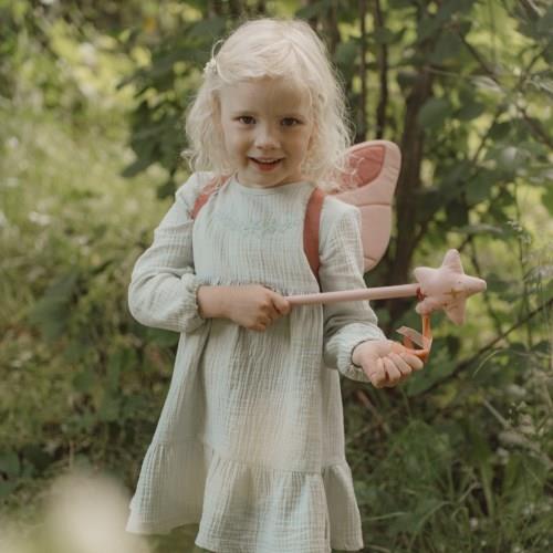 Criança a brincar com as Asas de Fada Fairy Garden Little Dutch | little-dutch-asas-fada-varinha-fairy-garden-lollakids