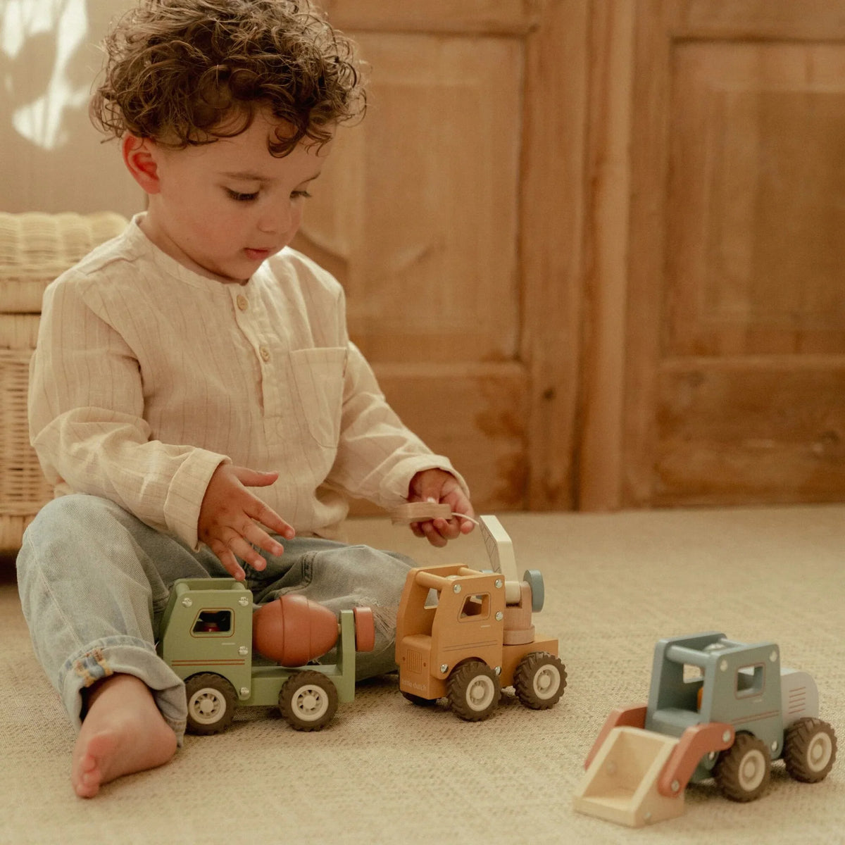 Criança com brinquedo de construção little dutch betoneira