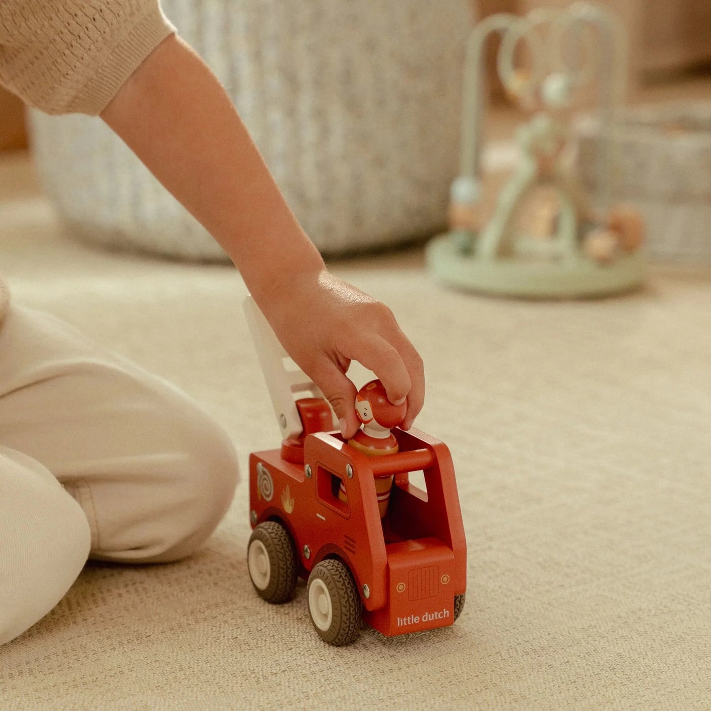 Criança a brincar com Camião de Bombeiros em Madeira Vermelho