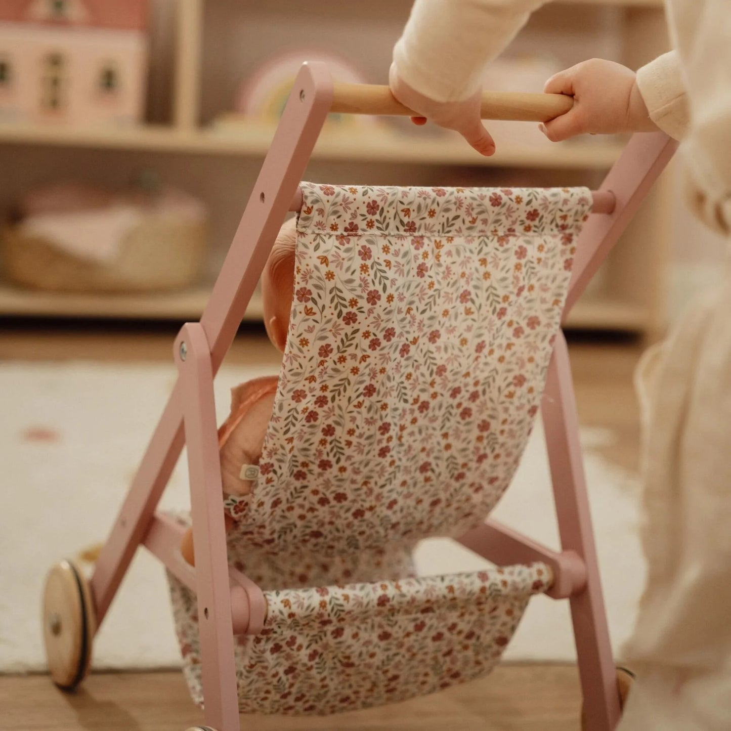 Detalhe do assento Soft Flowers no carrinho de bonecas rosa