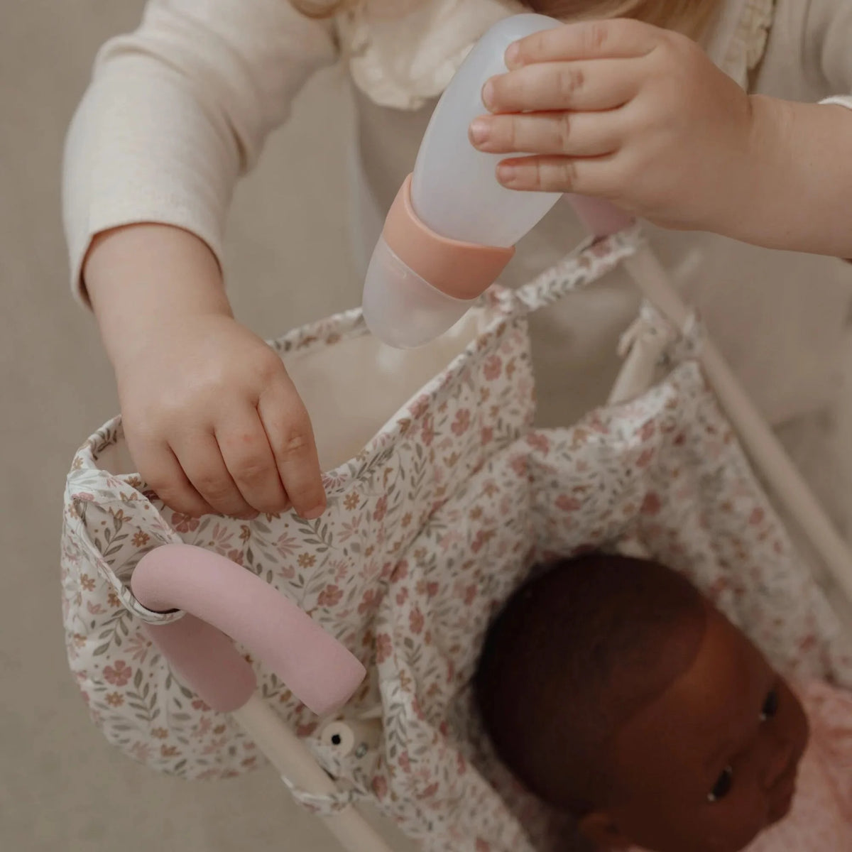 Carrinho de Passeio para Bonecas Little Dutch com mala de maternidade | little-dutch-carrinho-passeio-bonecas-soft-flowers-lollakids