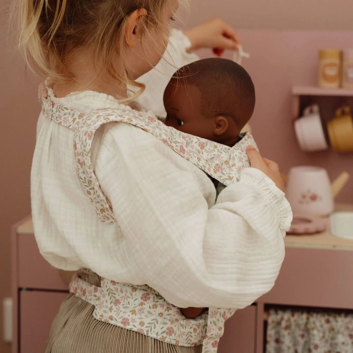 Pormenor do Marsúpio para Bonecas Soft Flowers Little Dutch | little-dutch-marsupio-bonecas-soft-flowers-lollakids