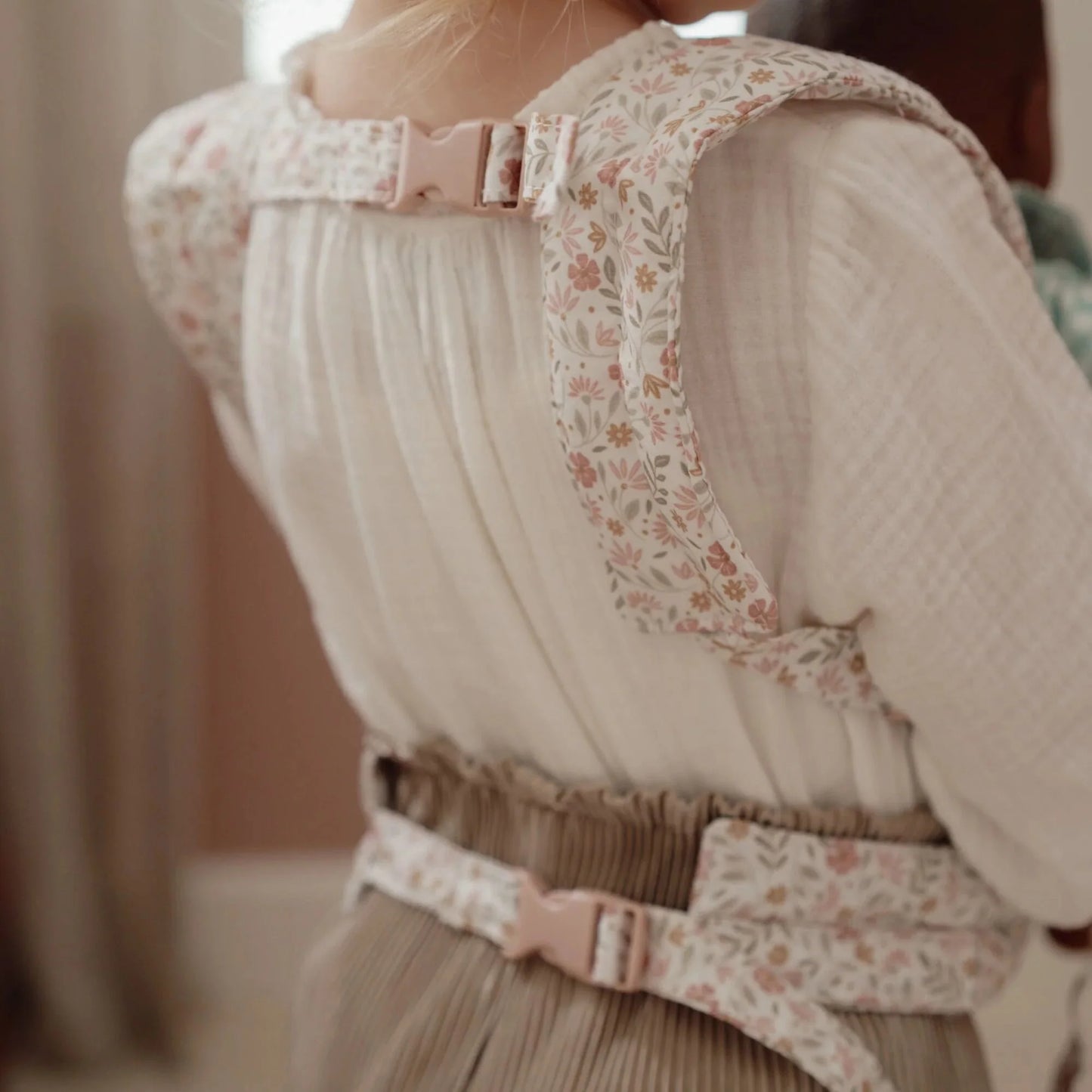 Detalhe da parte de traz e do fecho do Marsúpio para Bonecas Soft Flowers