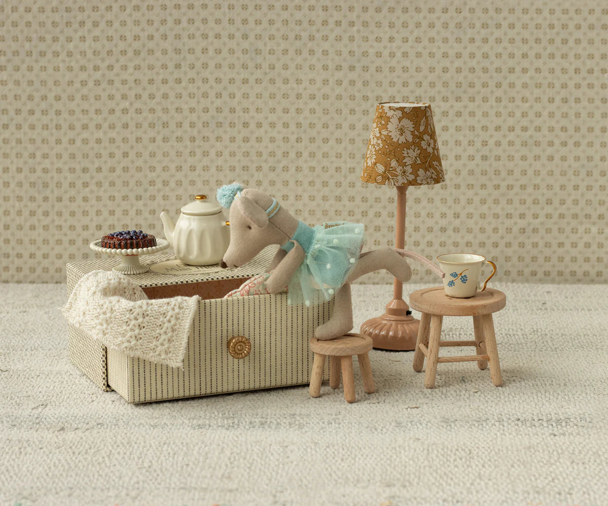 A caixa da Ratinha Little Sister da Maileg transforma-se num pequeno sofá | maileg-ratinha-daybed-lollakids