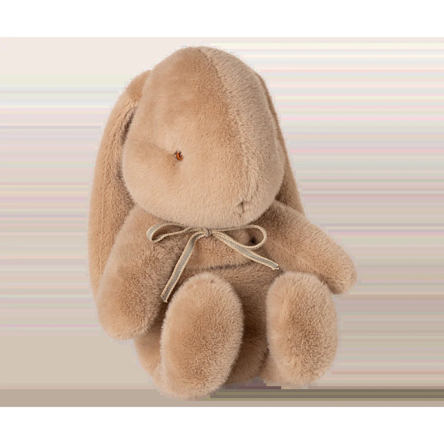 Coelhinho de peluche Maileg médio em pêssego creme, com laço ao pescoço, visto de frente