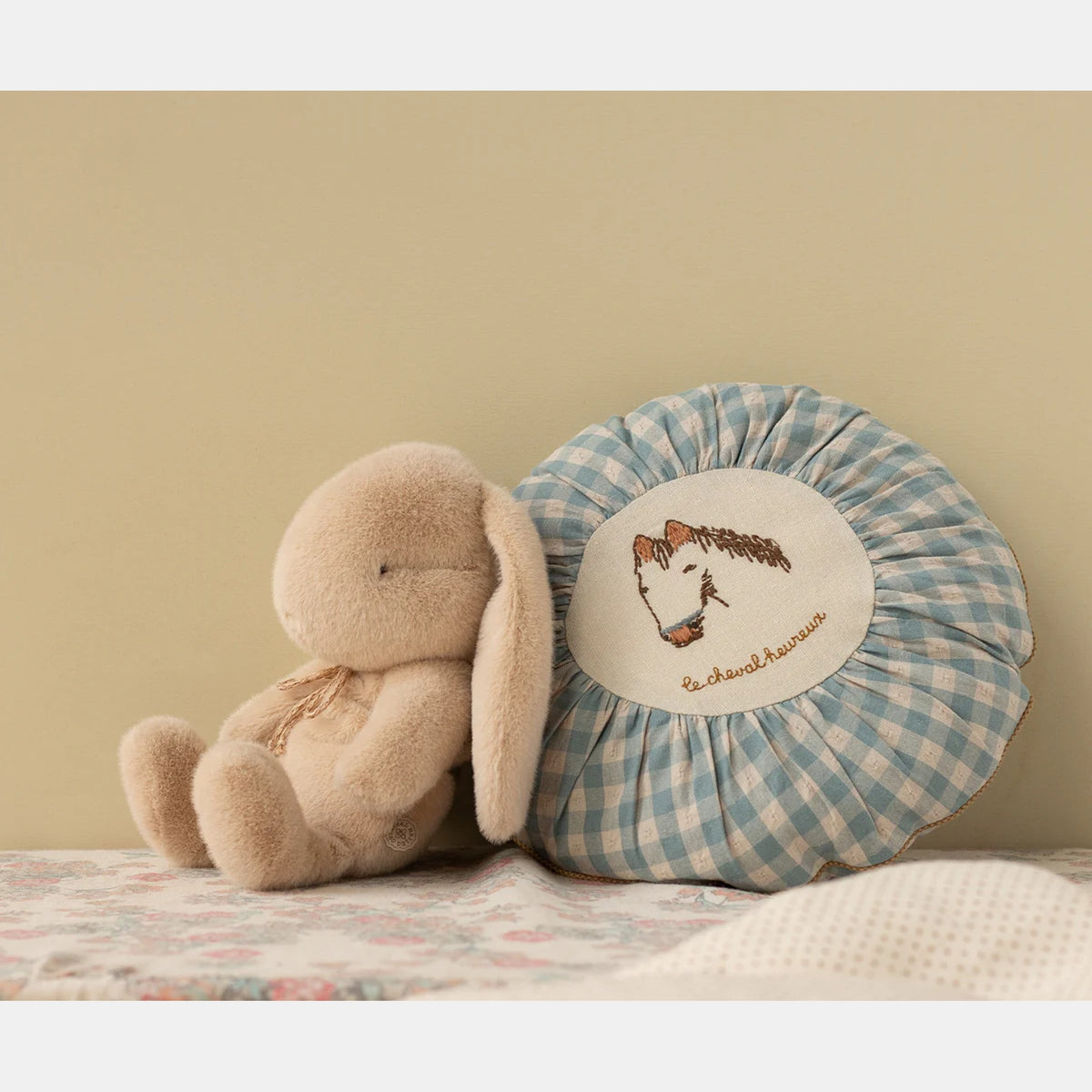 Peluche coelhinho Maileg Latte pequeno, vista lateral com laço elegante