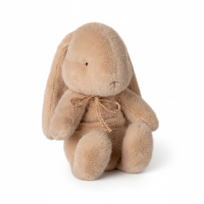 Coelhinho de peluche Maileg pequeno na cor Latte, com laço ao pescoço, visto de frente