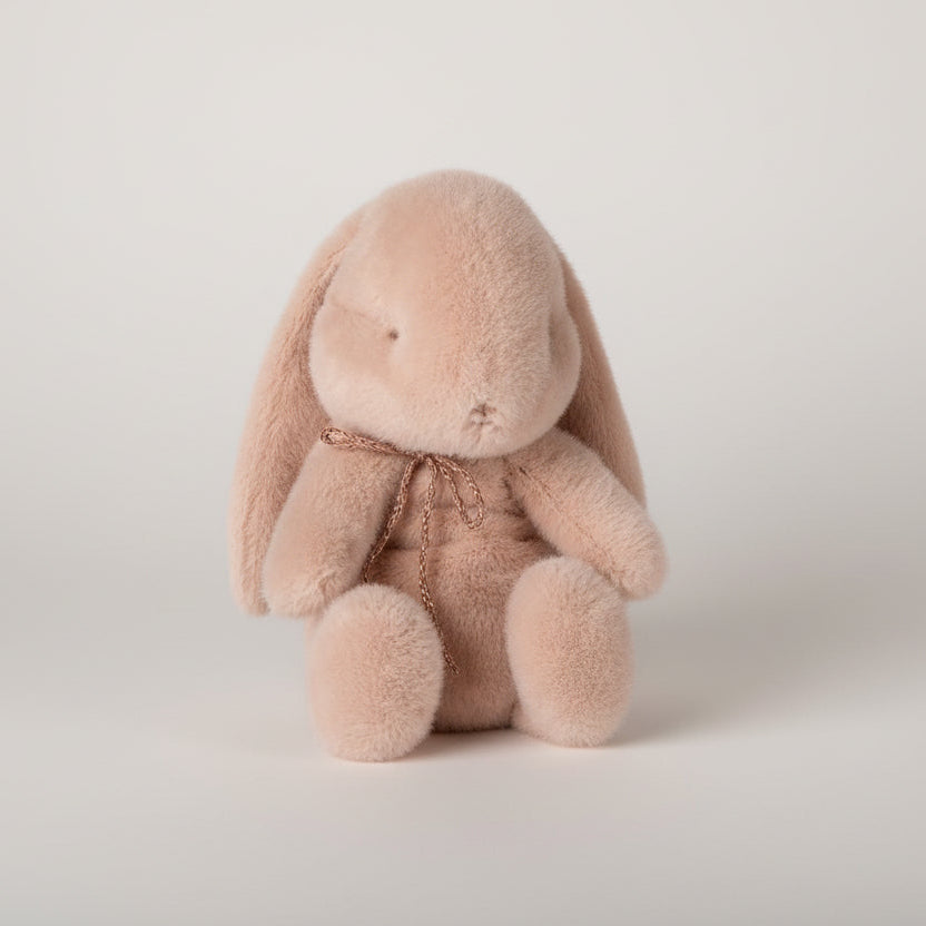 Coelhinho de peluche Maileg pequeno em rosa pastel, com laço ao pescoço, visto de frente