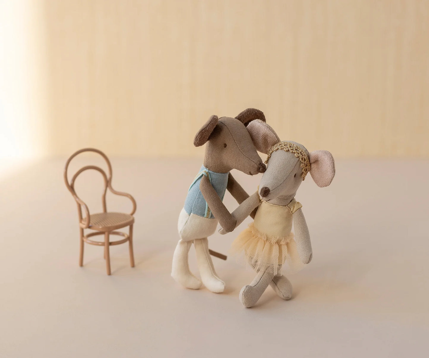 Maileg Ratinho Bailarino (Irmão Mais Velho) com Suporte & Caixa Tubo – 13 cm | 17-5206-00