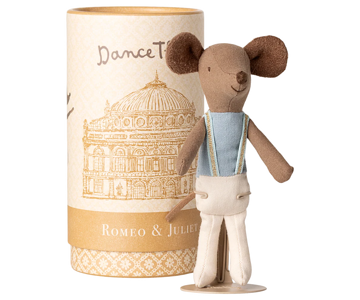 Maileg Ratinho Bailarino (Irmão Mais Velho) com Suporte & Caixa Tubo – 13 cm | 17-5206-00