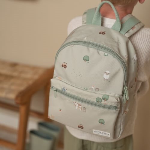 Pormenor da mochila Little Farm da Little Dutch às costas de uma criança | little-dutch-mochila-little-farm-lollakids