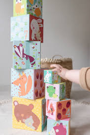 Faces ilustradas que ajudam a desenvolver a linguagem, a associação visual e as primeiras noções de contagem.