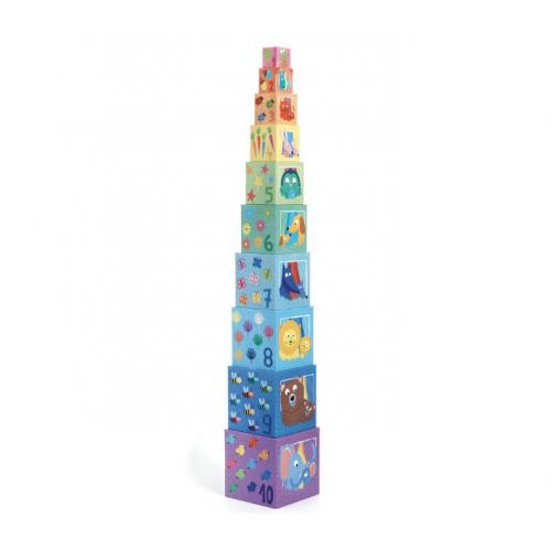 Conjunto de 10 blocos em cartão resistente, empilháveis, com cores suaves e design pensado para as primeiras aprendizagens.