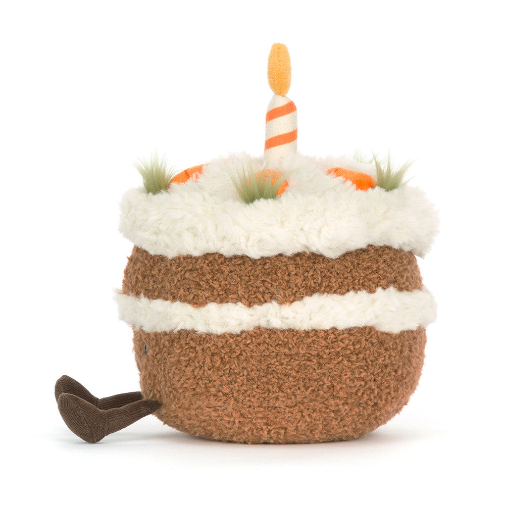 Peluche Jellycat Amuseables Carrot Cake com expressão sorridente visto de lado