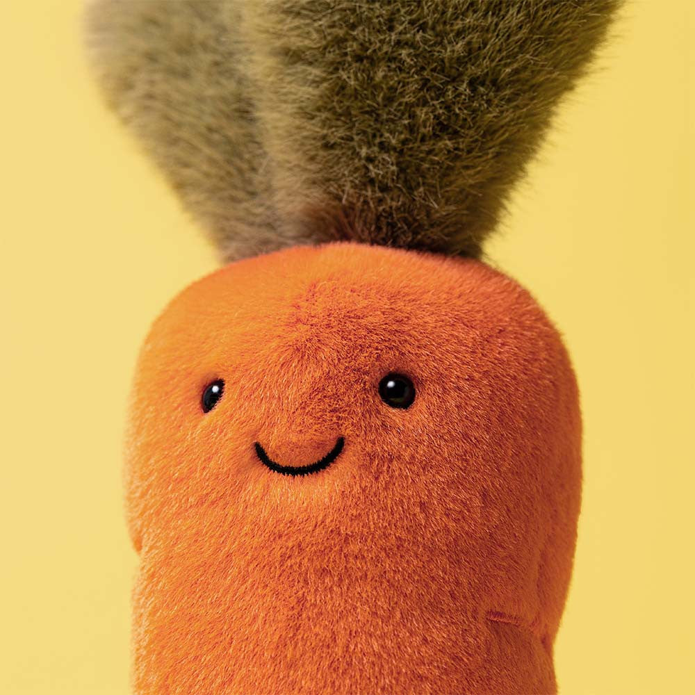 Detalhe do peluche Jellycat Amuseables Cenoura | jellycat-amuseables-cenoura-lollakids