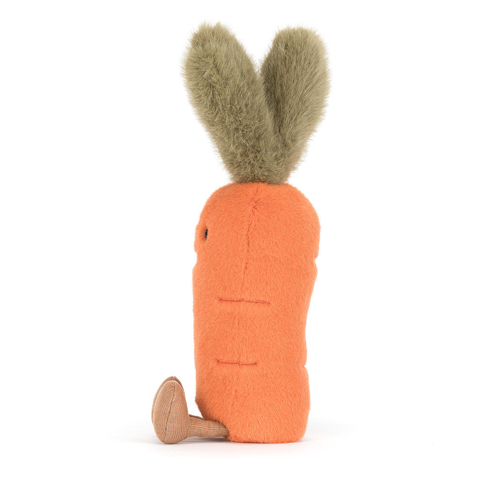 Peluche Jellycat Amuseables Cenoura em posição lateral | jellycat-amuseables-cenoura-lollakids