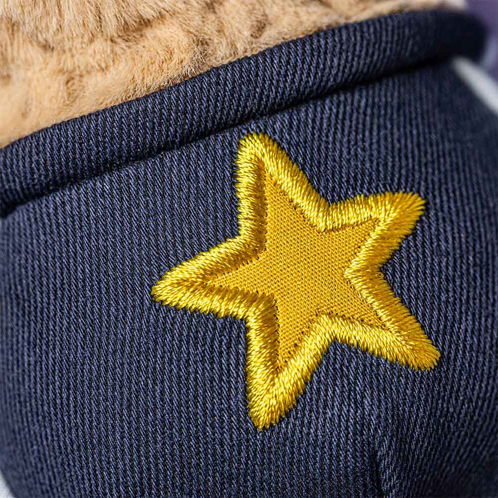 Detalhe do peluche Jellycat Amuseables Amendoim Estudante | jellycat-amuseables-amendoim-estudante-lollakids