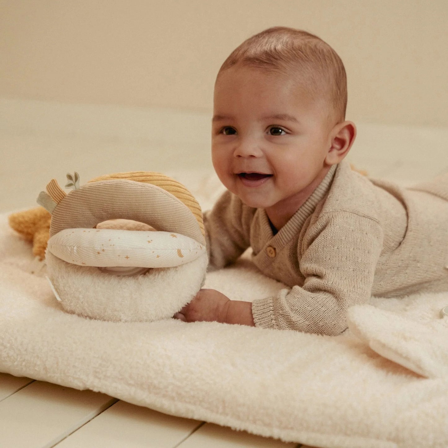 Bebé a segurar e explorar a Bola de Pegar Newborn Naturals