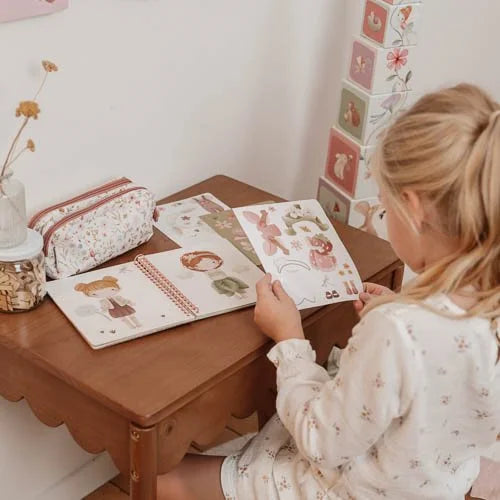 Livro Dress Me Up Rosa & Friends Fairy Garden da Little Dutch