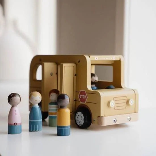 Pormenor do Autocarro Escolar com Bonecos Little Dutch | little-dutch-autocarro-escolar-bonecos-lollakids
