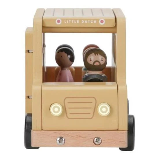 Criança a brincar com o Autocarro Escolar Little Dutch | little-dutch-autocarro-escolar-bonecos-lollakids