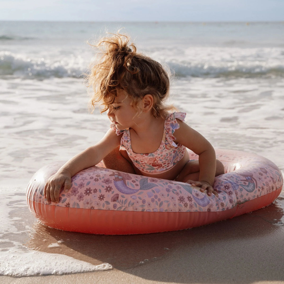 Criança a brincar com o Barco Insuflável Dreamy Mermaid Little Dutch | little-dutch-barco-insuflavel-dreamy-mermaid-lollakids