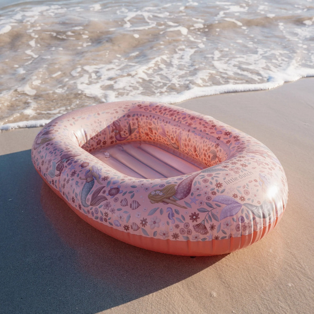 Barco Insuflável Dreamy Mermaid Little Dutch na piscina | little-dutch-barco-insuflavel-dreamy-mermaid-lollakids