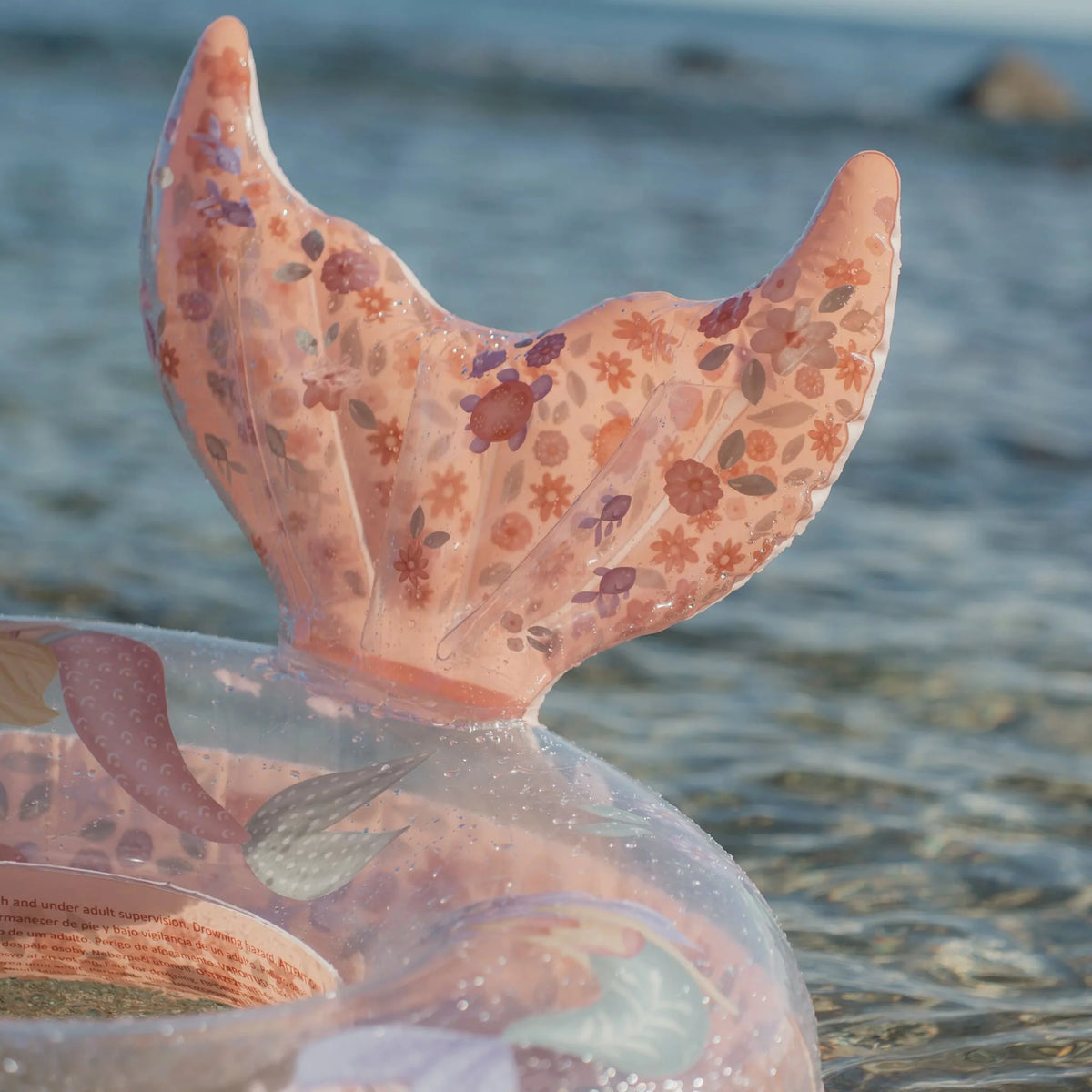 Bóia Redonda 90cm Dreamy Mermaid Little Dutch, pormenor da cauda | little-dutch-boia-redonda-90cm-dreamy-mermaid-lollakids
