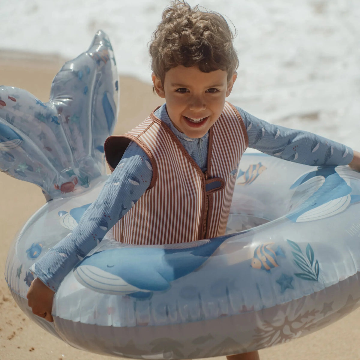 Criança a usar a Bóia Redonda Ocean World Little Dutch | little-dutch-boia-redonda-90cm-ocean-world-lollakids