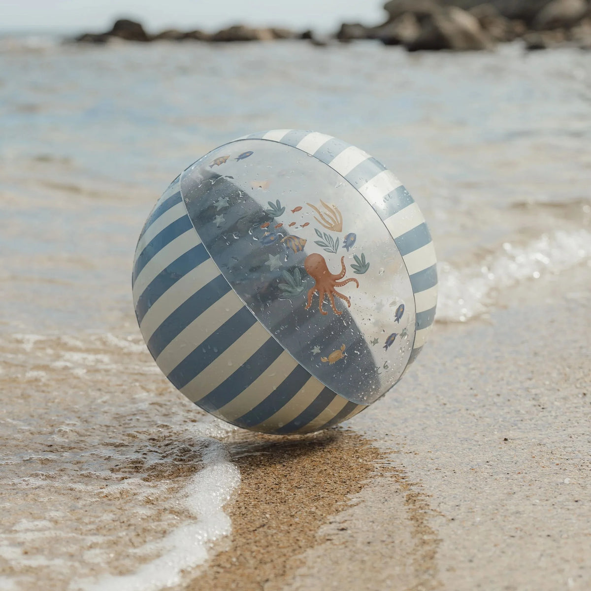 Criança a brincar com a Bola de Praia Ocean World Little Dutch | little-dutch-bola-praia-35cm-ocean-world-lollakids