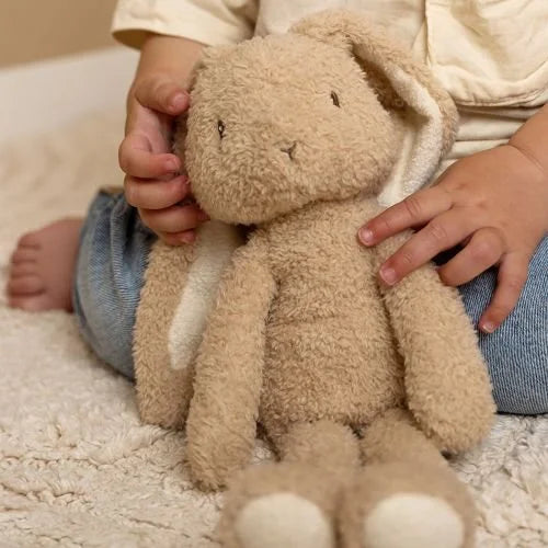 Peluche Coelhinho Bege 32 cm – Little Dutch | Coleção Newborn Naturals