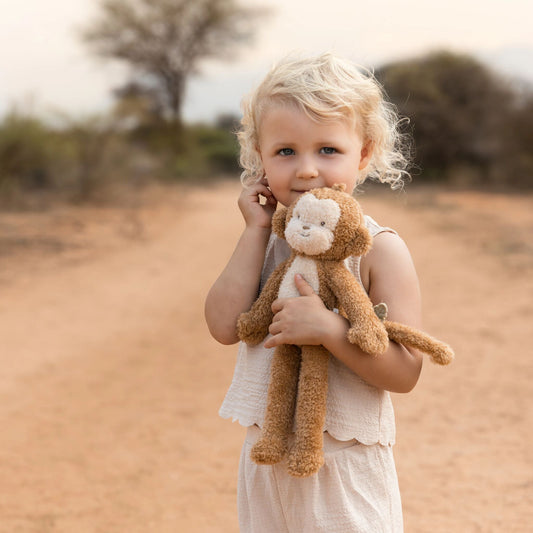 Detalhe dos bordados do macaco de peluche Safari Friends | little-dutch-macaco-peluche-safari-friends-lollakids