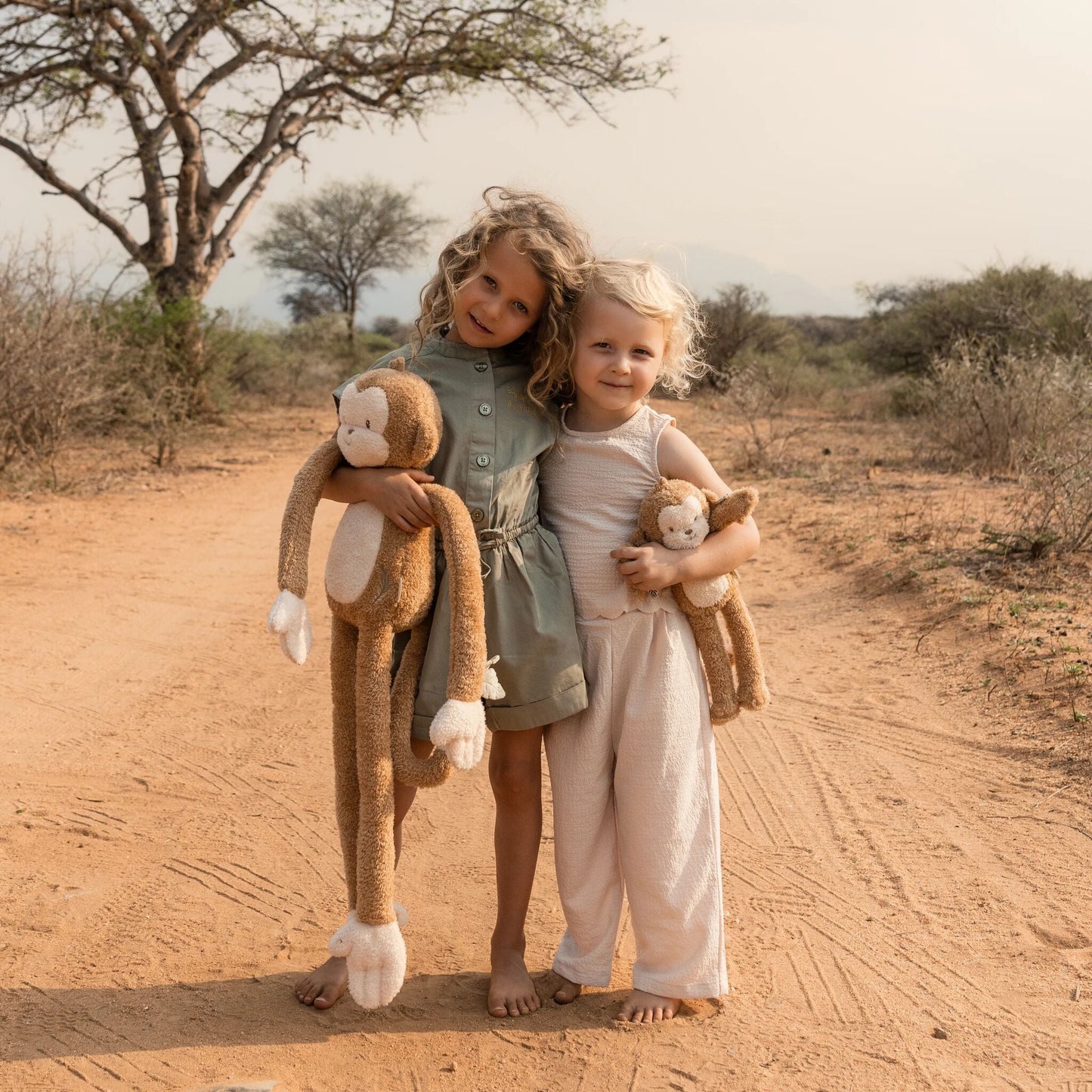 Macaco de peluche Safari Friends ao lado do macaco pequeno da coleção | little-dutch-macaco-peluche-xl-safari-friends-lollakids