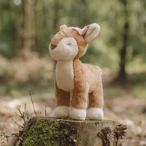 Veado de peluche Fairy Garden em cima de um tronco na floresta | little-dutch-peluche-veado-fairygarden-lollakids