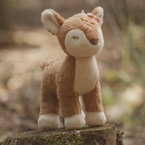 Pormenor do veado de peluche Fairy Garden num tronco | little-dutch-peluche-veado-fairygarden-lollakids
