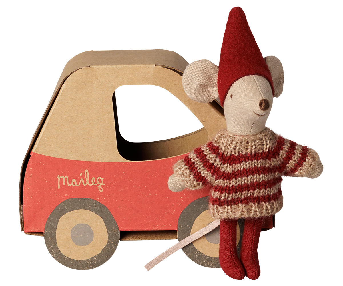 Ratinha de Natal Maileg com gorro e camisola de malha ao lado do carro vermelho | maileg-ratinha-natal-carro-lollakids