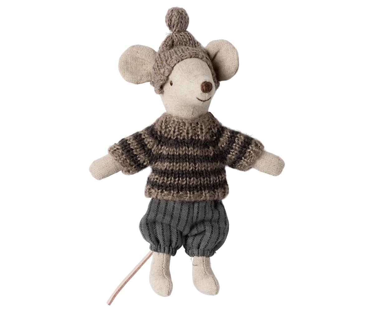 Maileg Ratinho de Inverno com Esquis – Irmão Mais Velho Cinzento (13 cm) | 17-4211-00