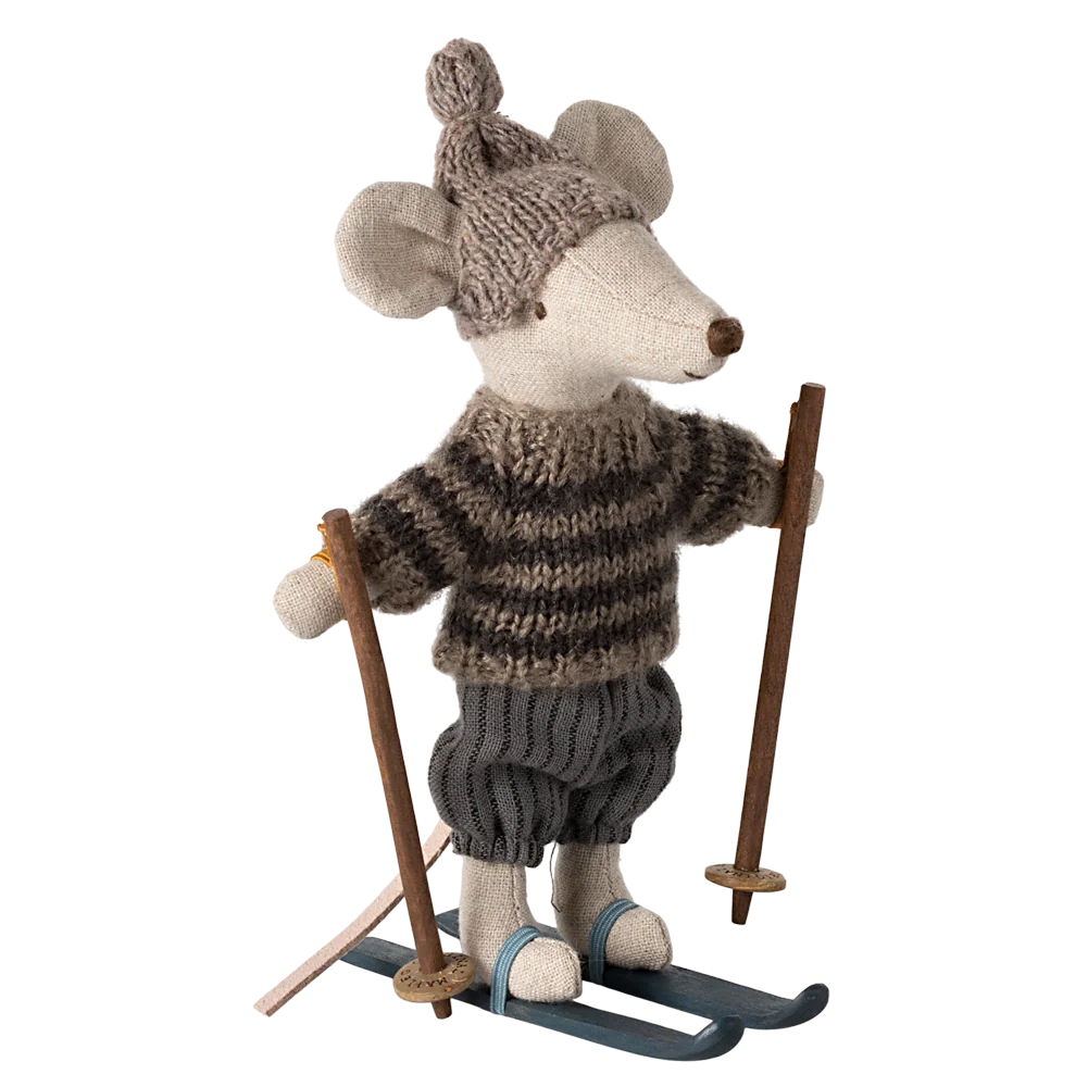 Maileg Ratinho de Inverno com Esquis – Irmão Mais Velho Cinzento (13 cm) | 17-4211-00