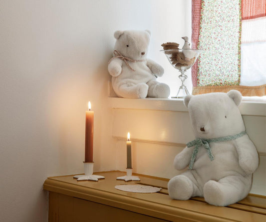 Ursos de peluche Maileg brancos no parapeito de uma janela com velas | maileg-urso-peluche-branco-lollakids
