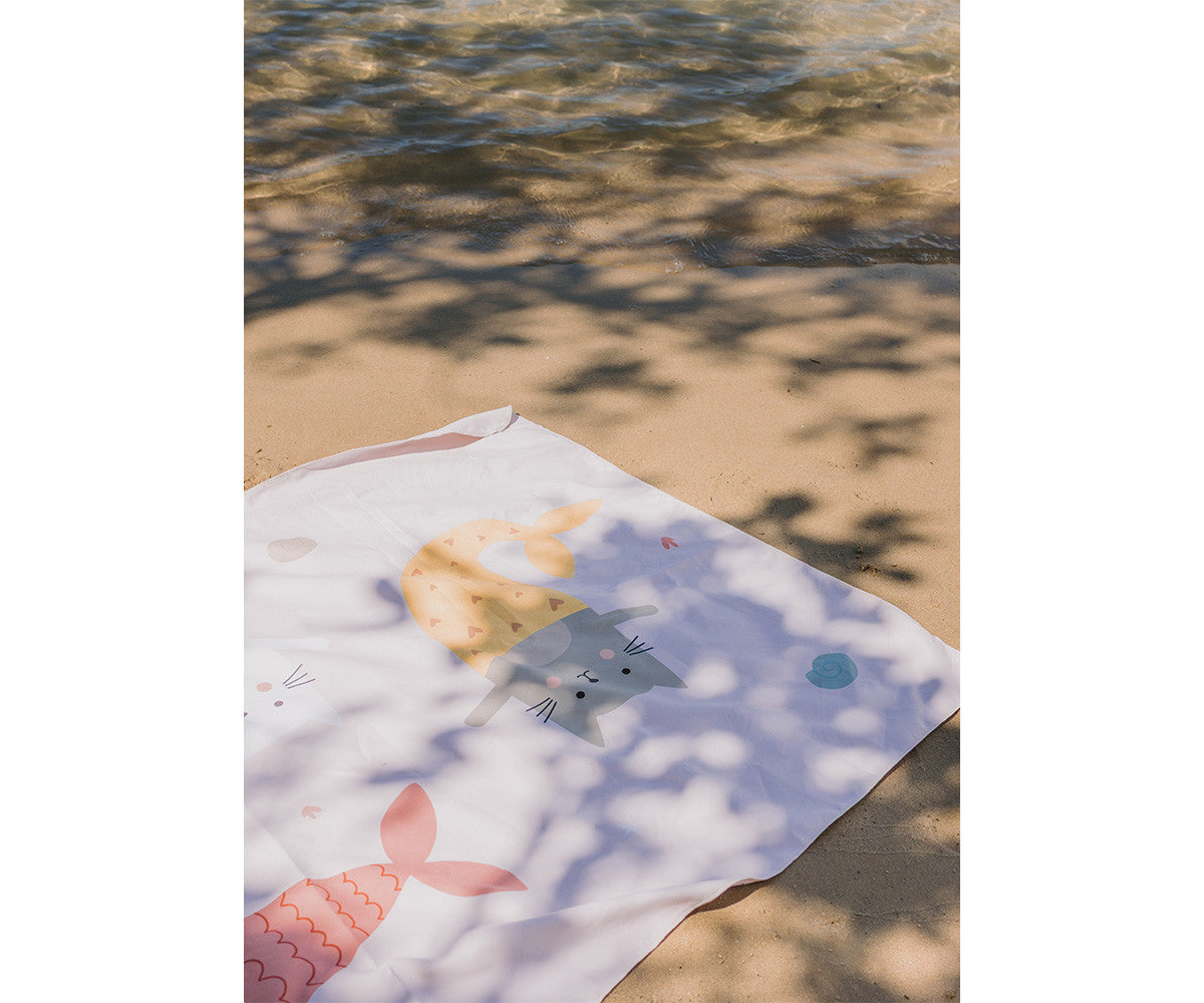 Toalha de Praia Microfibra Mermaid Cats Monnëka dobrada | monneka-toalha-praia-microfibra-mermaid-cats-lollakids