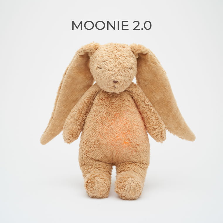 Coelhinho MOONIE 2.0 Cappuccino sentado com luz noturna acesa
