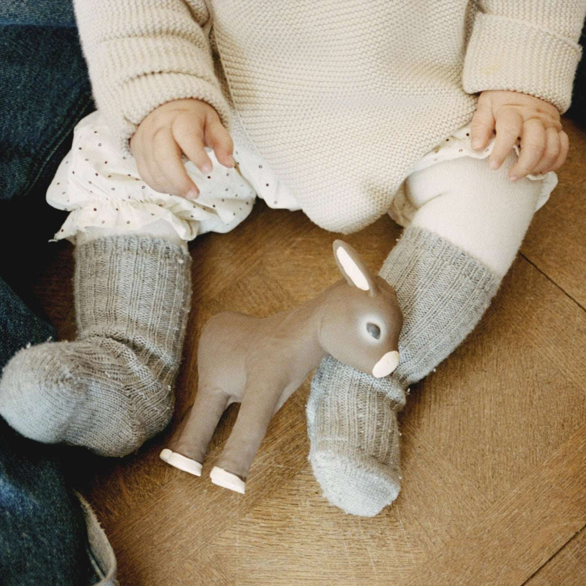 Mordedor Hector o Burro no chão entre os pés de um bebé | oli-carol-mordedor-burro-hector-lollakids