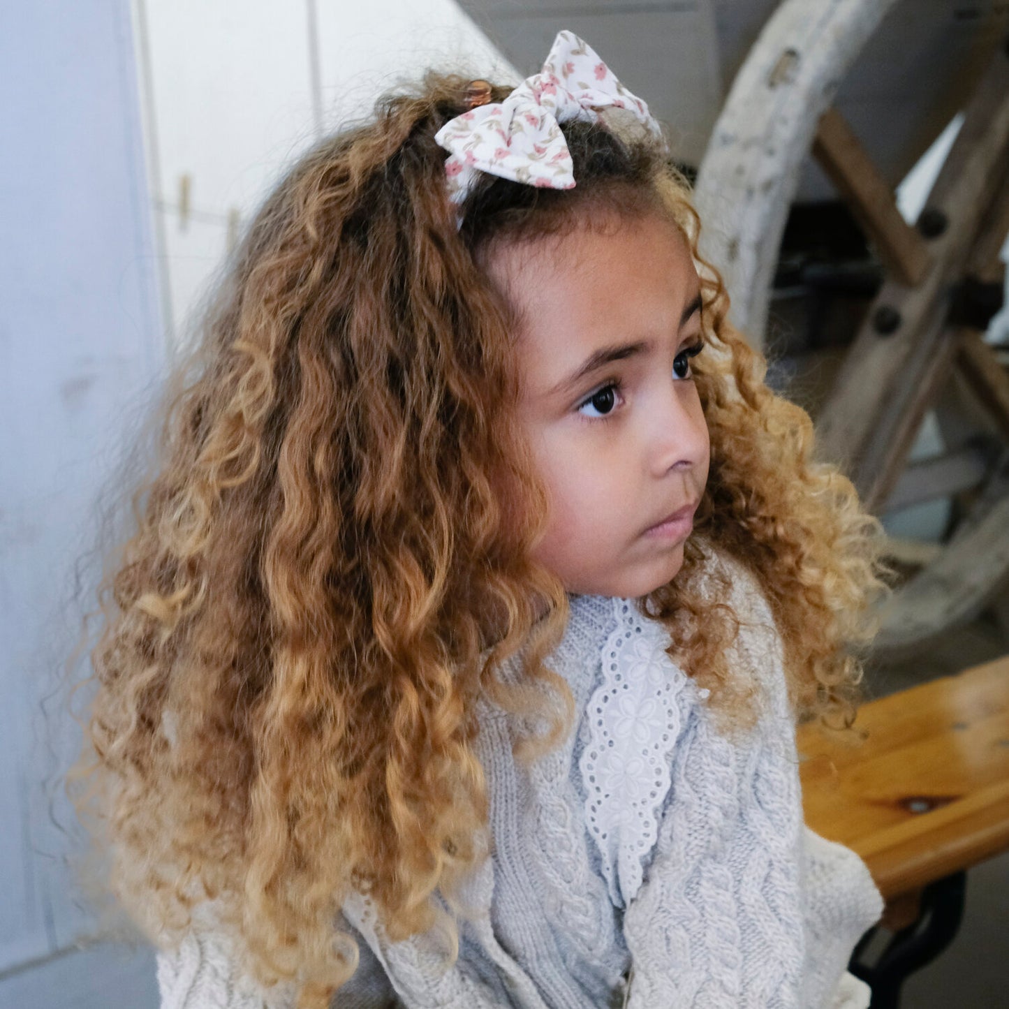 Elsie Tie Headband – Bandolete Infantil com Laço Floral e Estrutura em Plástico Reciclado