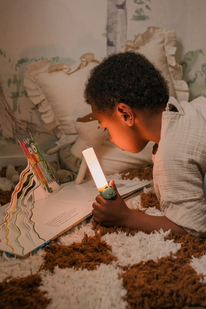 Luz Infantil Zoo Light Dino The Zoo Family, compartimento das pilhas | zoofamily-luz-infantil-zoo-light-dino-lollakids