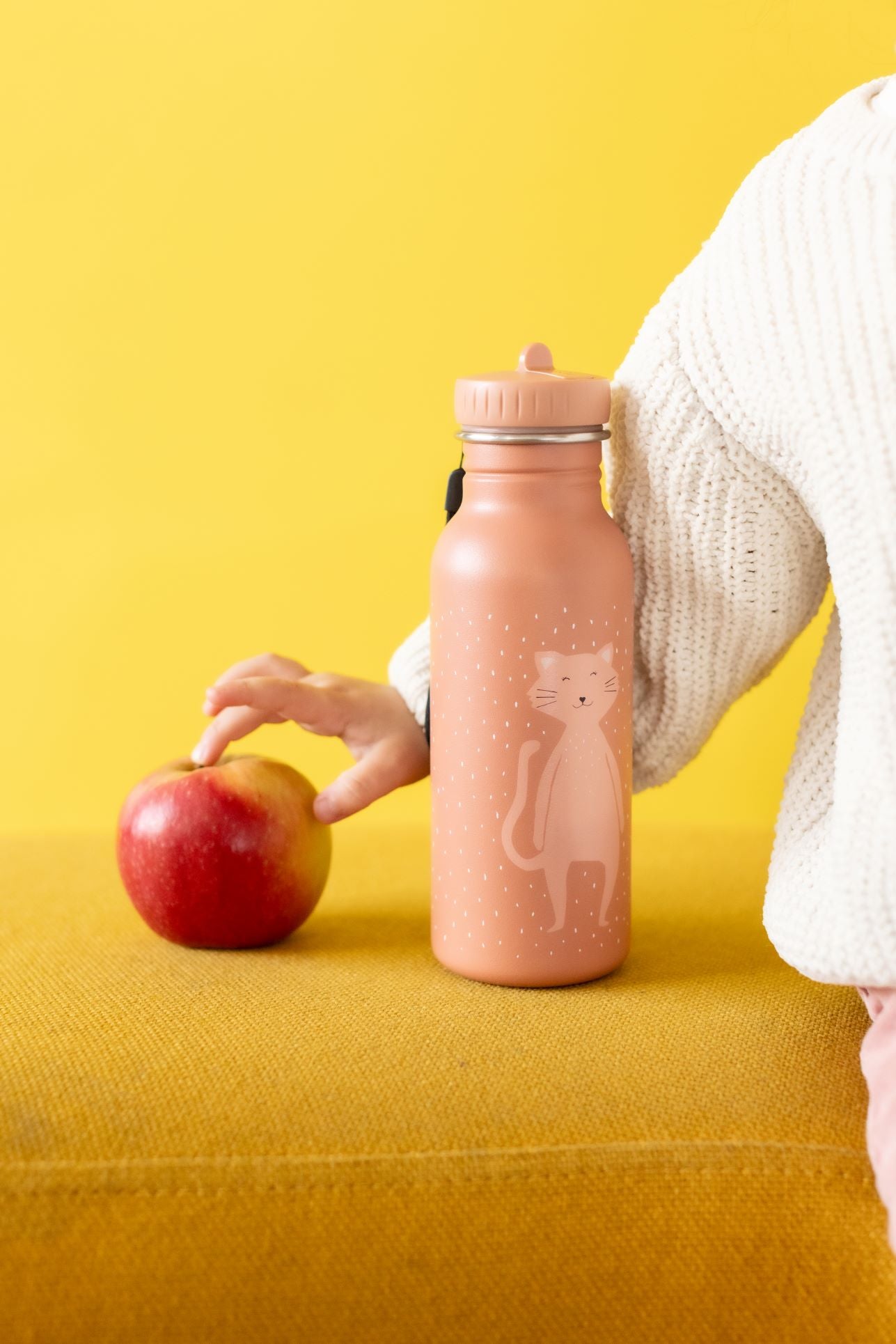 Criança a segurar garrafa infantil Trixie Mrs. Cat 500ml